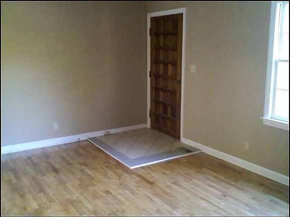 3rd image of 110 W Newberry St