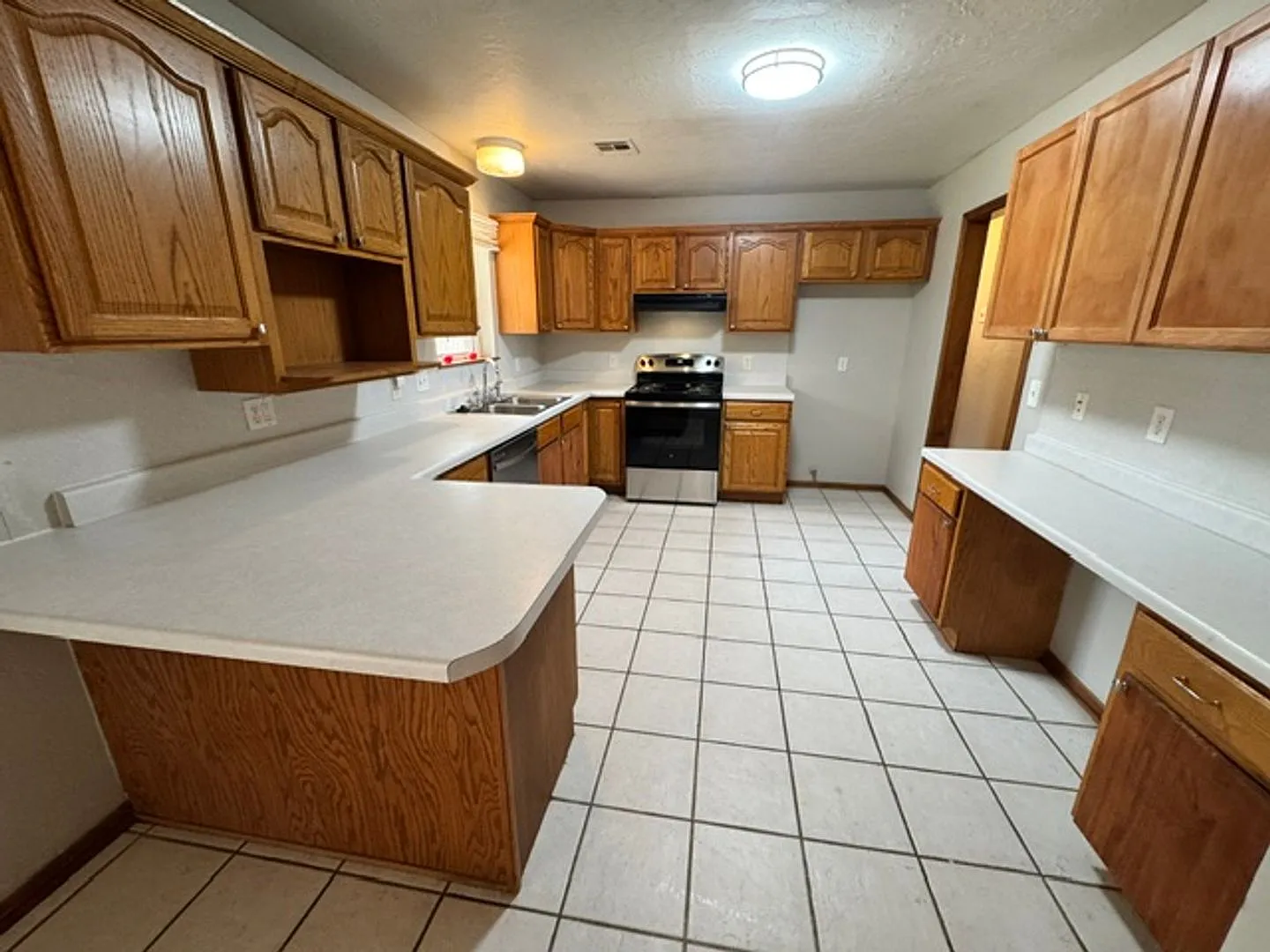 3 bedroom, 2 baths with a 1 car garage home for rent in Moore near Broadway and 12th Street! Moor... — Photo 4