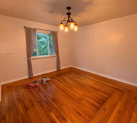 3rd image of 732 Sunset Dr