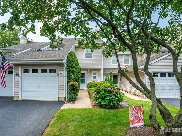 10 Woodmere Dr, Parlin, NJ 08859