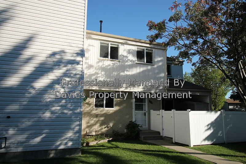 20 Woodvale Vlg NW — Photo 2