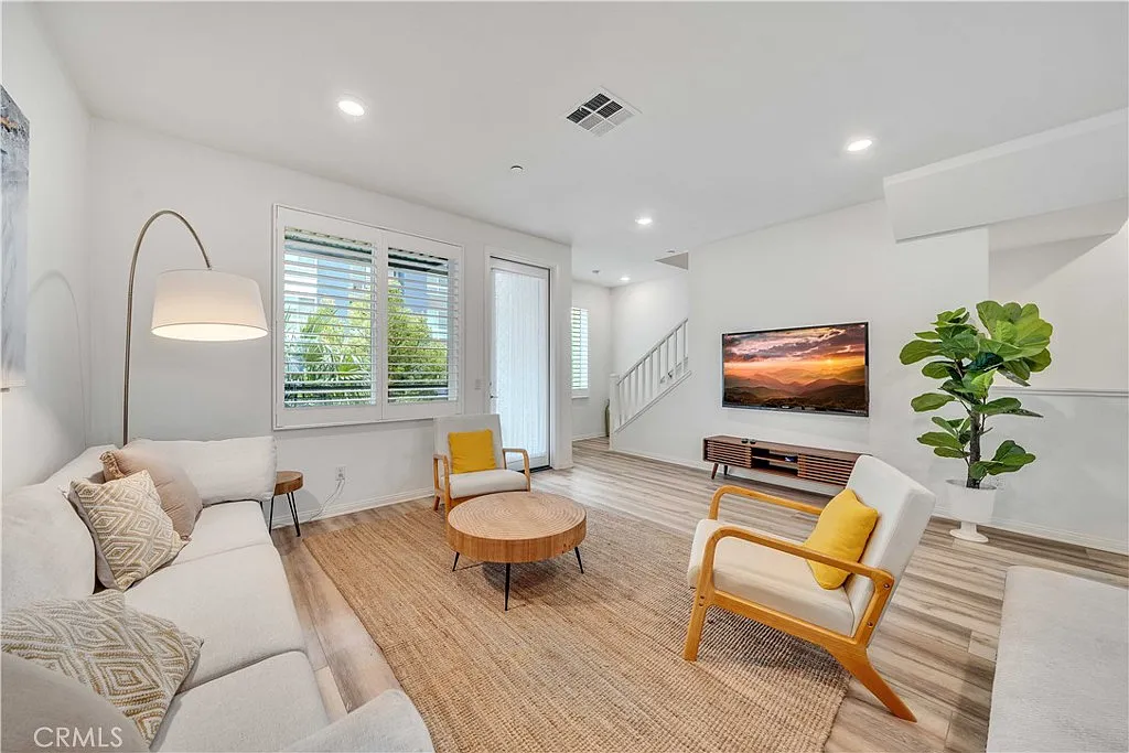 4 bed, 1592 sqft, $6,500 — Photo 1