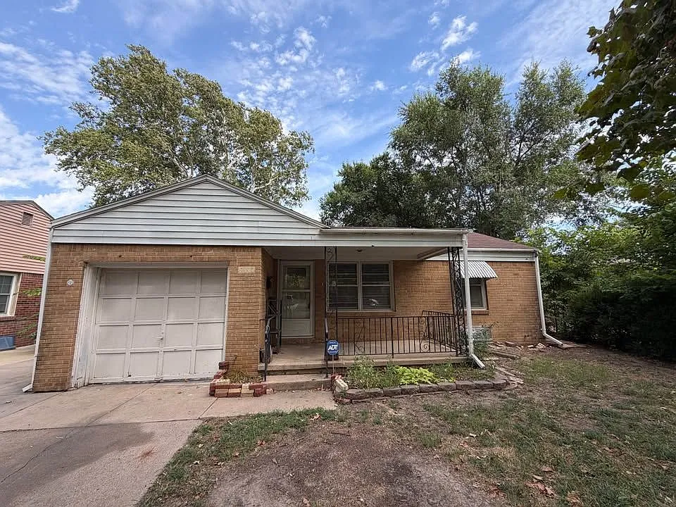 2 bed, 1.0 bath, 1248 sqft, $1,200 — Photo 1