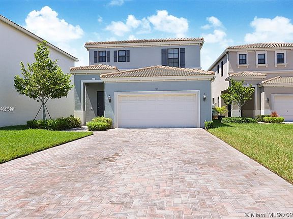 2nd image of 909 NE 191st St #909