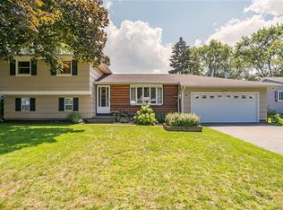 41 Queens Ln, Rochester, NY 14617