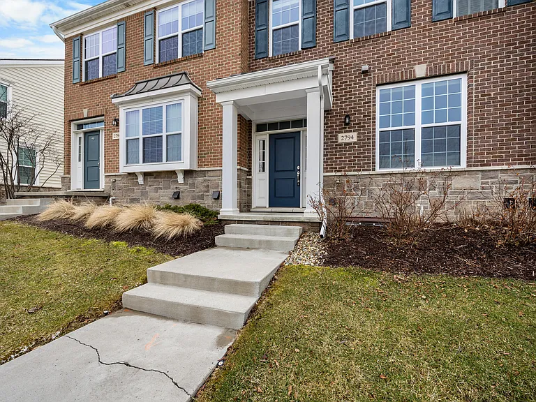2794 Ashcombe Dr — Photo 3