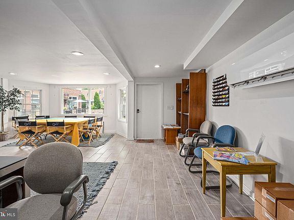 4th image of 215 Irving Ave N