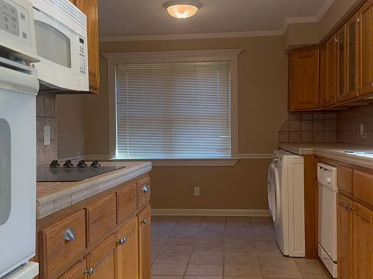 323 Auburn Dr — Photo 7