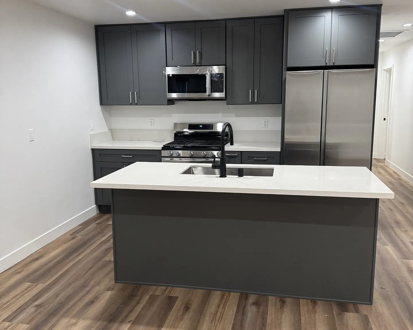 3 bed, 1000 sqft, $3,000 — Photo 2