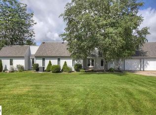 461 Pearl Lake Dr, Sheridan, MI 48884