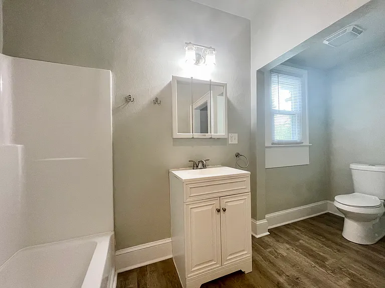 113 E 39th St #2 — Photo 28
