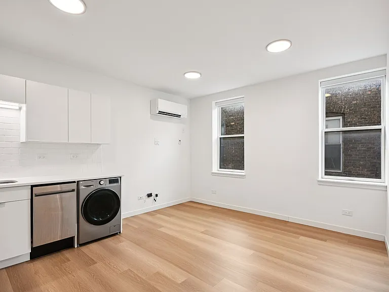 1650 W. Roscoe St. — Photo 8