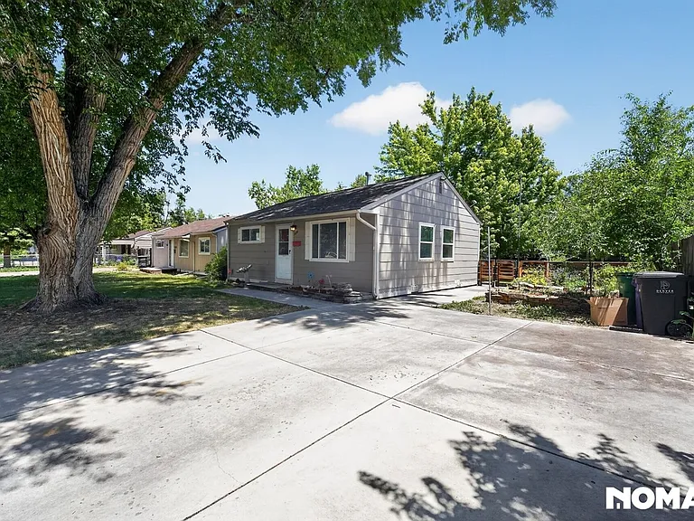 2520 S Knox Ct — Photo 32