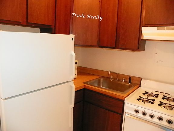 Kitchen w/ microwave