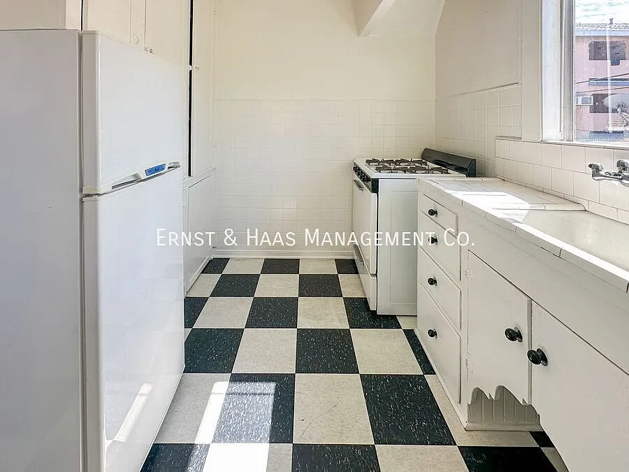 Cozy 1-Bedroom Apartment Just Blocks from the Beach! — Photo 4