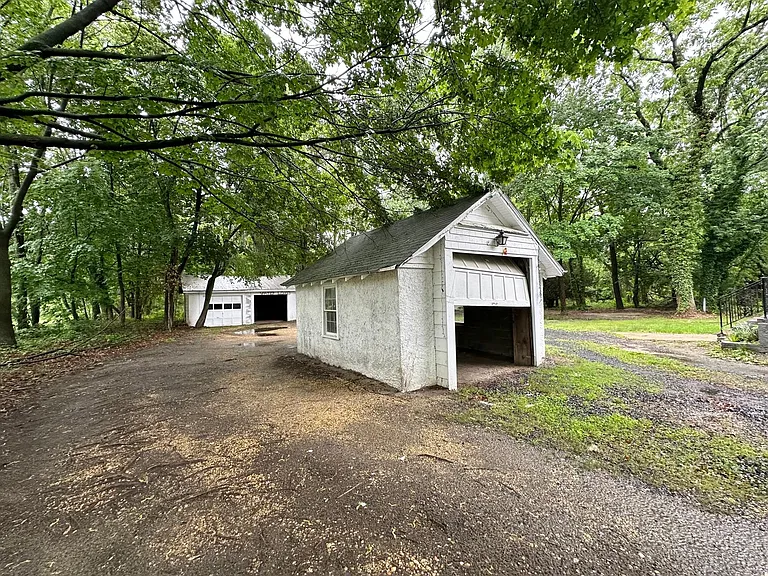 351 N Spring Rd — Photo 2