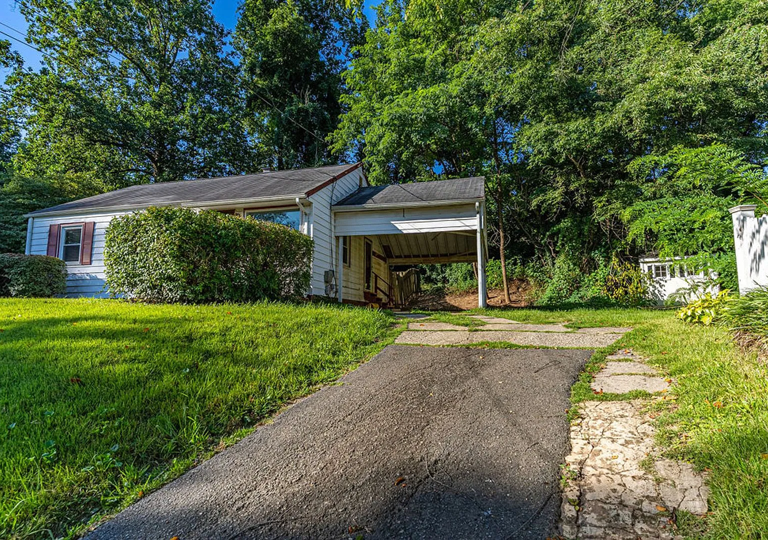 Location, Location, Location! Charming 3 bedroom Home! — Photo 3