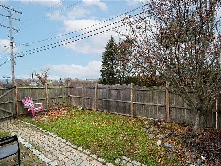 391 Aquidneck Ave — Photo 13