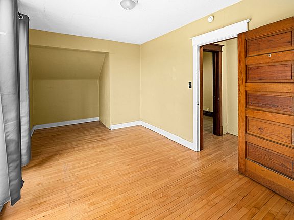 4th image of 930 N 12th Ave E