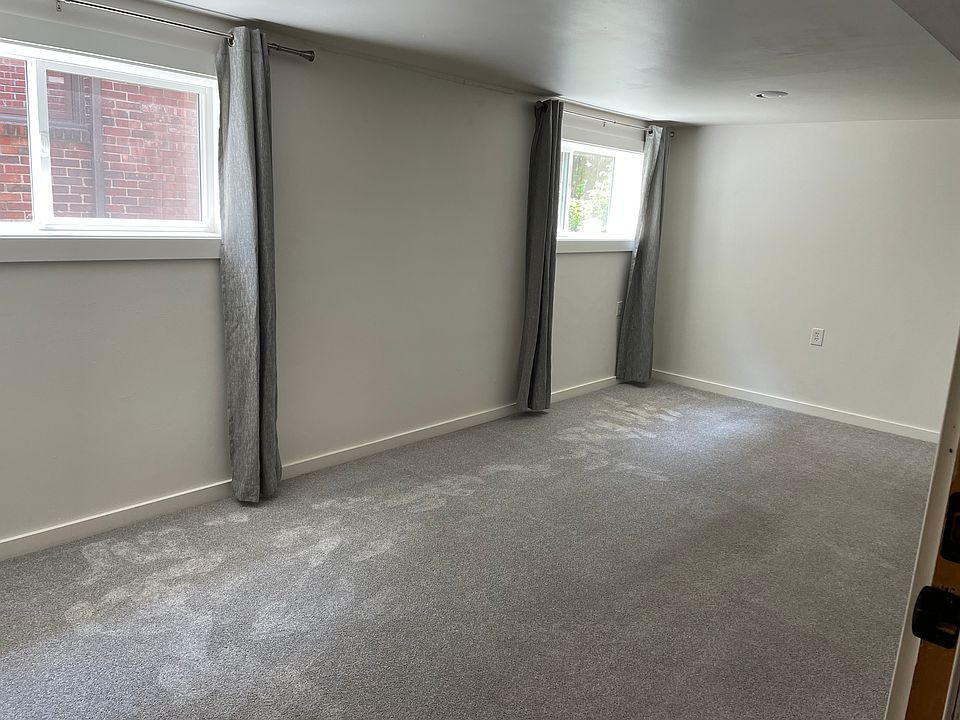 Livingroom (facing south)