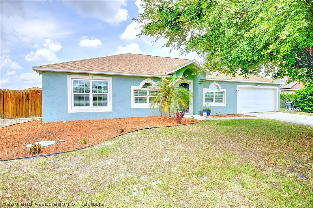 4 bed, 2.0 bath, 2256 sqft, $2,395 — Photo 2