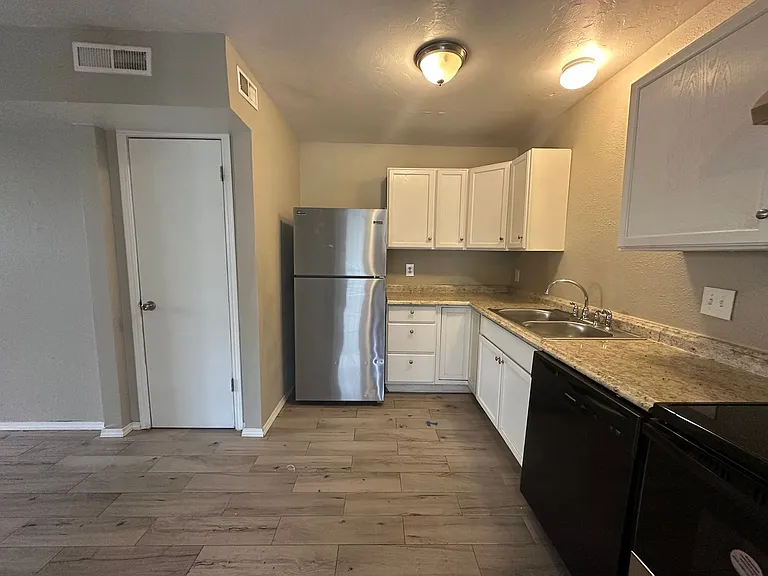 6066 Nw Expy — Photo 9