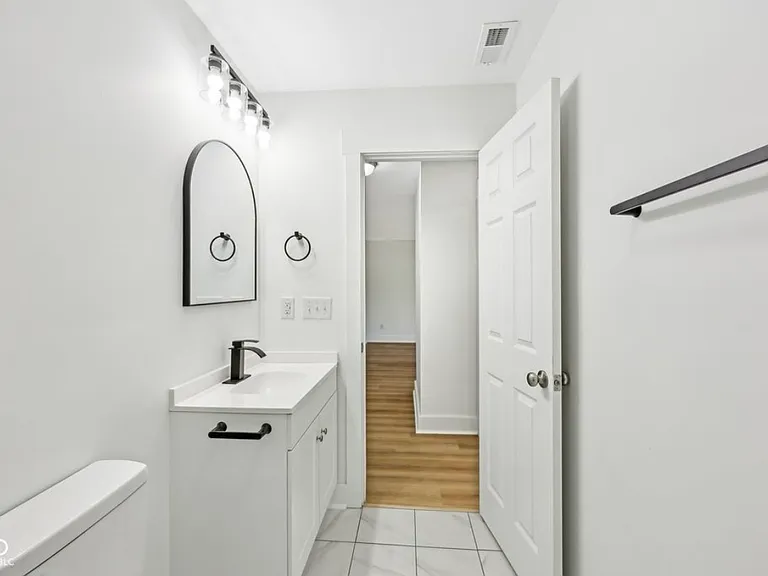 2126 N Kenyon St — Photo 2