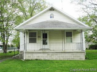 1128 E Elm St, Taylorville, IL 62568