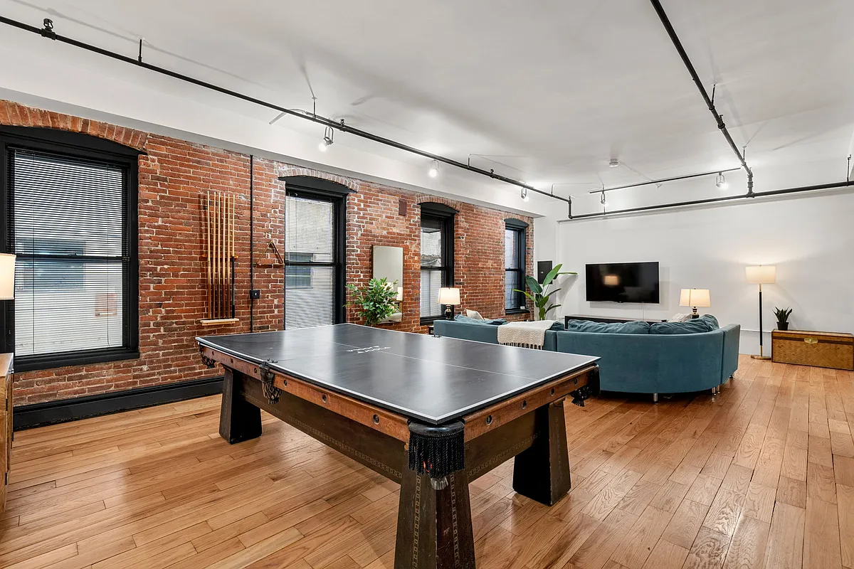 Building Photo - 19 Stanhope St #1C