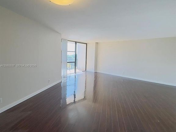3rd image of 800 Parkview Dr APT 611