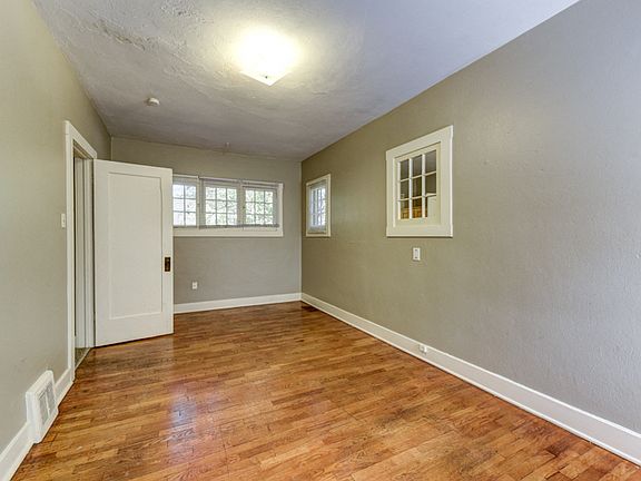 Bedroom 1903 Pine A