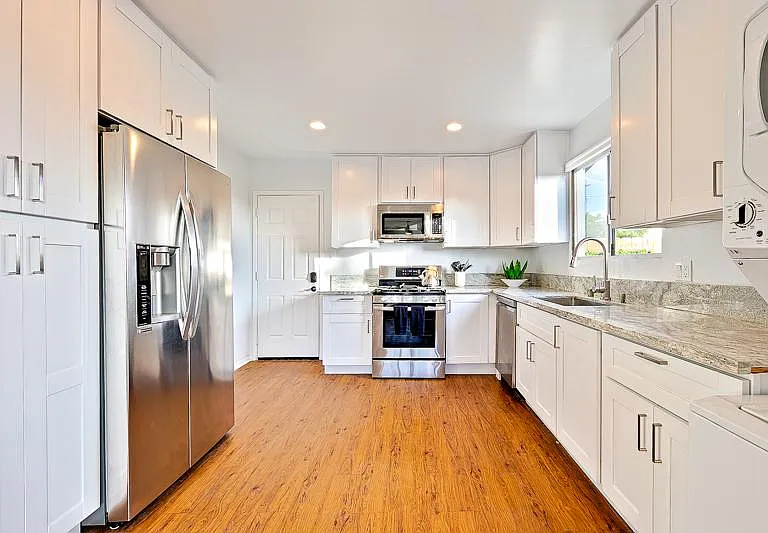 441 Birmingham Dr — Photo 3