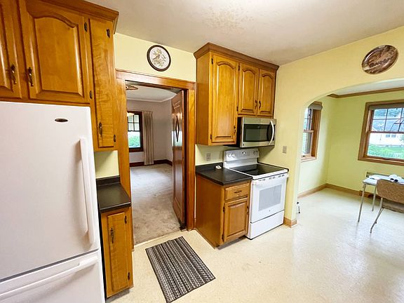 4th image of 82 8th St
