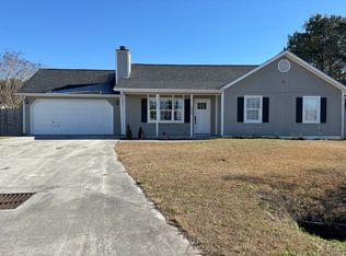 300 Foxridge Ln, Hubert, NC 28539