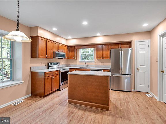 3rd image of 29 Harwood Dr