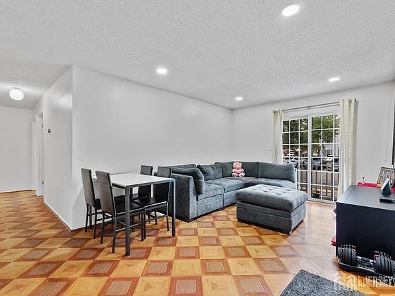 3rd image of 251 Kempsey Dr