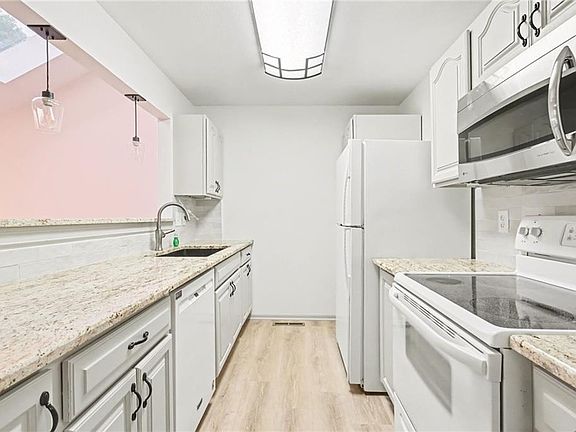 5th image of 10905 Gillette St