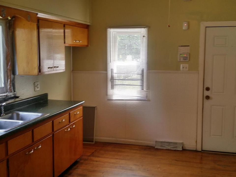 2nd image of 1237 W Scott St