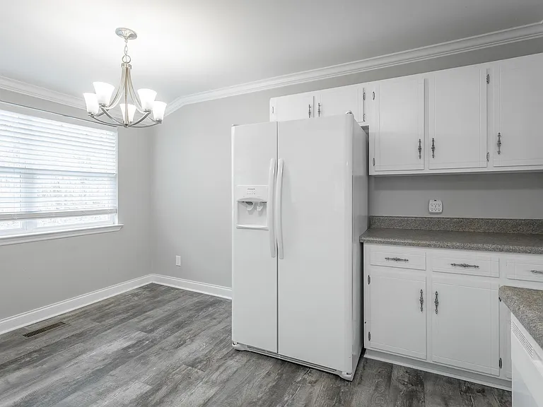 8214 Holly Crest Dr — Photo 38