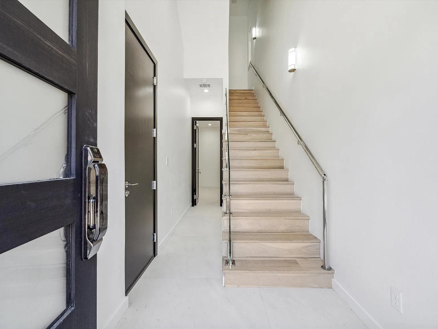 4 bed, 3.5 bath, 3026 sqft, $6,000 — Photo 2