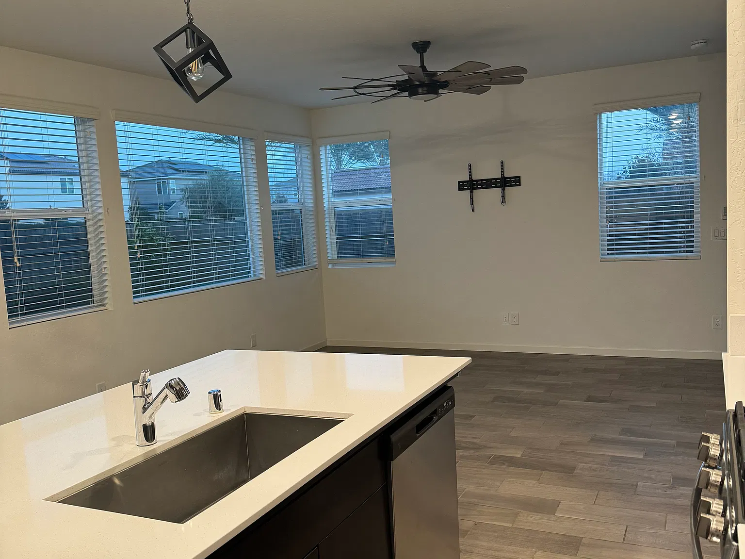 2045 N Perry Ln — Photo 2