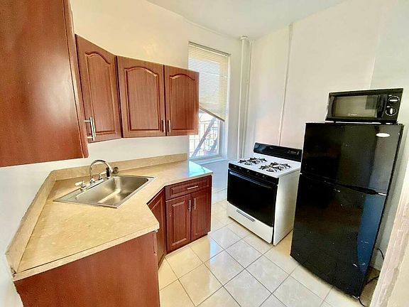 3rd image of 358 Sackett St #2F