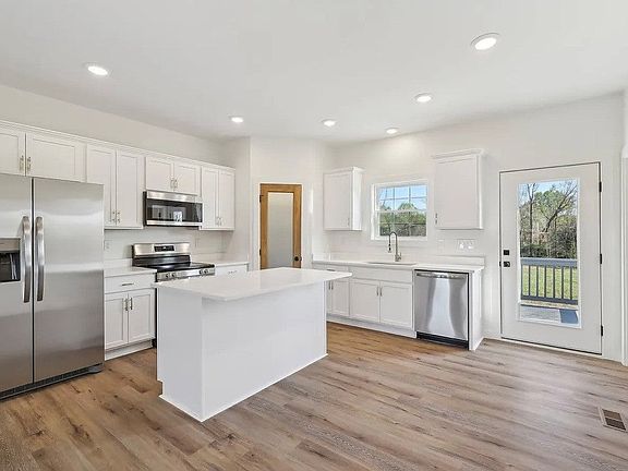 2nd image of 132 Amos Cir