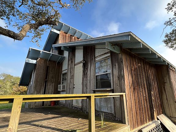 5th image of 134 Live Oak St