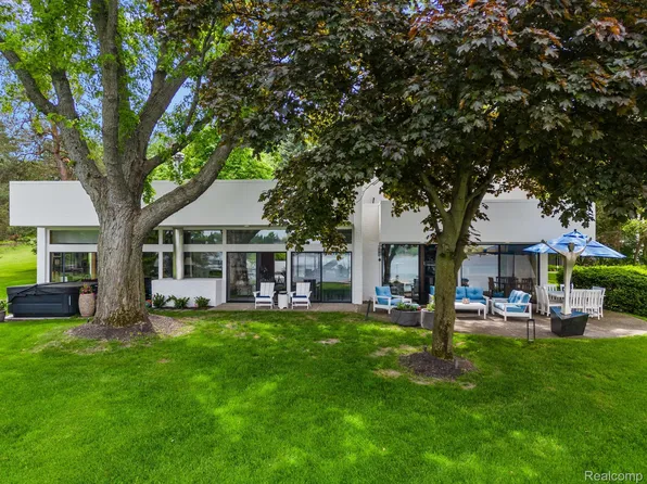 3130 W Long Lake Rd, West Bloomfield, MI 48323