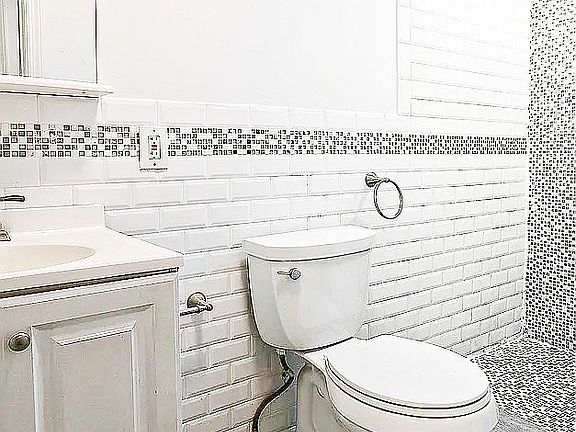 5th image of 425 E 12th St #2C