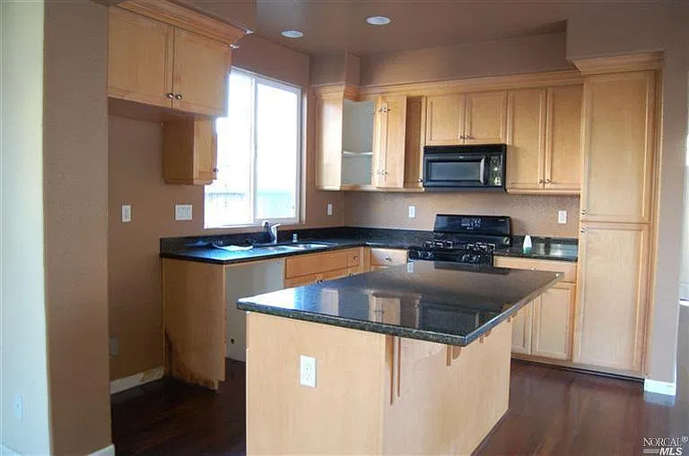 3 bed, 2.5 bath, 1598 sqft, $3,495 — Photo 3
