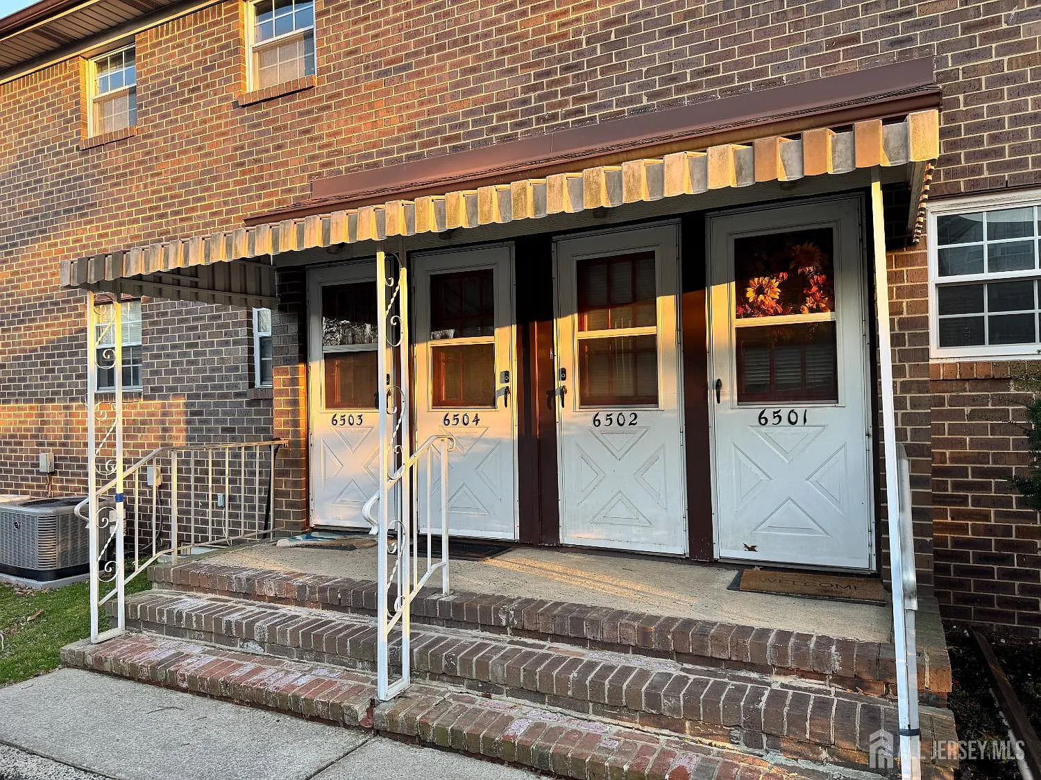 1 bed, 1.0 bath, 818 sqft, $1,900 — Photo 2