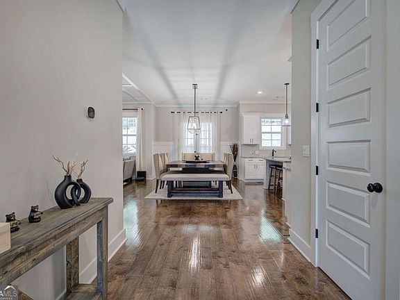 3rd image of 503 London Rd