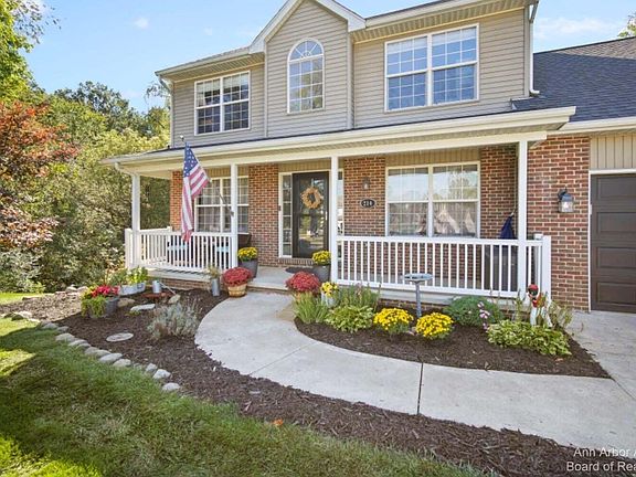 3rd image of 214 Glenwood Cir